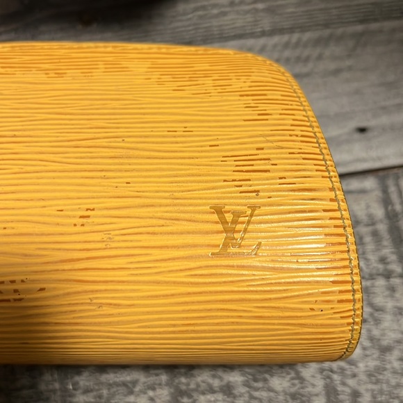 LOUIS VUITTON EPI CASE - Picture 3 of 10